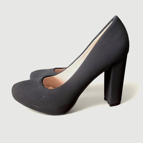Black Classic Round Toe Pumps - Picture 1 of 6